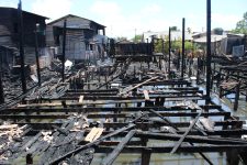 juiza-determina-prisao-preventiva-de-acusado-de-incendio-que-matou-avo-e-destruiu-7-casas,-em-macapa 