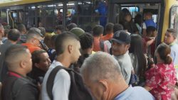 rodoviarios-retomam-atividades-apos-dois-dias-de-greve;-passageiros-enfrentam-onibus-superlotados,-longas-filas-e-calor