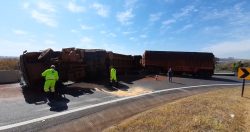 carreta-tomba-e-fica-pendurada-em-ribanceira-de-30-metros-no-anel-viario-sul-de-ribeirao-preto