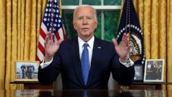 ‘estou-em-busca-de-emprego’,-brinca-joe-biden-apos-desistir-da-corrida-presidencial