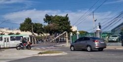 caminhao-atinge-poste-e-fiacao-eletrica-cai-em-cima-de-onibus-em-sao-jose-dos-campos,-sp