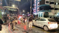 grupo-e-capturado-apos-acao-com-incendio-a-onibus,-barricadas-e-vitima-baleada-em-florianopolis