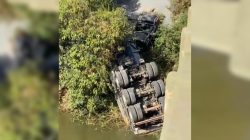 carreta-cai-de-ponte-e-fica-com-as-rodas-para-cima-apos-bater-em-dois-carros-em-rodovia-do-interior-de-sp