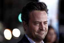 caso-matthew-perry:-medico-e-traficantes-sao-presos-em-investigacao-sobre-morte-do-ator,-diz-site