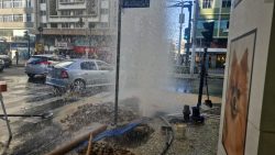 video:-vazamento-de-agua-forma-‘chafariz’-gigante-na-esquina-da-avenida-rio-branco,-em-juiz-de-fora