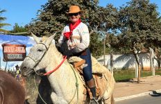 aos-71-anos,-mulher-encara-jornada-de-1,6-mil-quilometros-de-mula-da-bahia-ate-barretos