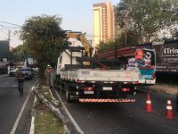 motorista-perde-o-controle-do-carro-e-derruba-poste-em-avenida-na-zona-centro-sul-de-manaus;-video