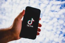 tiktok-tenta-nova-estrategia-para-nao-ser-banido-nos-eua