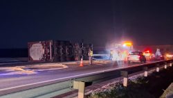 carreta-tomba-e-deixa-motorista-ferido-na-rodovia-dos-bandeirantes,-em-campinas