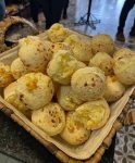 dia-do-pao-de-queijo:-conheca-lanchonete-de-beira-de-estrada-que-chega-a-vender-500-unidades-por-dia-em-mg