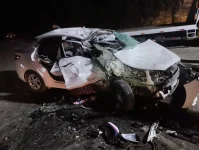 acidente-grave-na-br-470-deixa-motociclista-morto-e-carro-totalmente-destruido