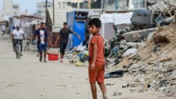 falta-de-roupas-e-calcados,-mais-um-drama-para-os-habitantes-de-gaza-em-10-meses-de-guerra