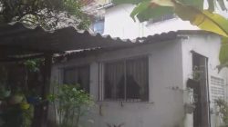 mulher-obrigada-pela-justica-a-pagar-por-demolicao-de-predio-abandonado-mostra-casa-onde-mora-ha-55-anos-no-terreno-do-edificio;-video