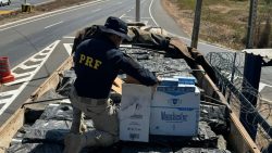 prf-apreende-quase-600-mil-macos-de-cigarro-contrabandeados-em-caminhao-na-cidade-de-jose-de-freitas,-no-piaui