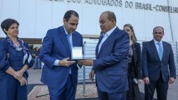 oab-homenageia-ibaneis-rocha-pela-ajuda-a-entidade-no-dia-do-incendio-na-sede