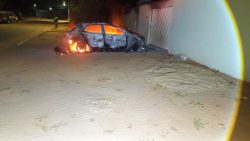 carro-fica-destruido-apos-incendio-em-arinos;-suspeita-e-de-que-o-fogo-tenha-sido-colocado-de-forma-criminosa