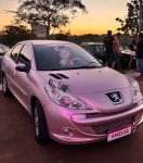 carro-rosa,-com-piercing-e-cilios-viraliza-nas-redes-sociais;-video