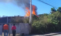 incendio-atinge-residencia-no-norte-de-florianopolis