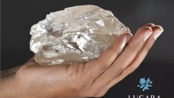 diamante-de 2.492-quilates,-um-dos-maiores-do-mundo,-e-encontrado-em-botsuana