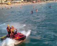 ventania-arrasta-banhistas-contra-as-pedras-no-posto-6,-em-copacabana;-bombeiros-atendem-pelo-menos-100-pessoas