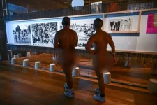 so-pode-tenis-e-meia!-museu-na-franca-‘obriga’-visitantes-a-ficarem-nus-para-ver-exposicao