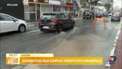 agora:-vazamento-de-agua-complica-transito-no-centro-de-florianopolis