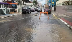 adutora-rompe-e-alaga-rua-no-centro-de-florianopolis