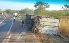 caminhao-tomba-e-motorista-fica-preso-as-ferragens-na-sp-321-em-ibitinga