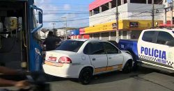 taxi,-onibus-e-viatura-da-pm-colidem-em-cruzamento-regiao-central-de-aracaju