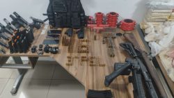 homem-e-preso-em-casa-na-zona-sul-de-sp-que-funcionava-como-esconderijo-do-trafico;-local-tinha-diversas-armas-e-sacos-de-cocaina