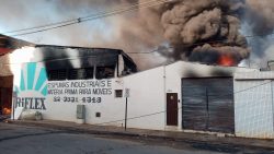 incendio-destroi-galpao-de-industria-de-estofados-em-uba