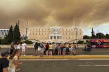 incendio-florestal-na-grecia-escurece-os-ceus-da-capital-atenas-e-avanca-rapidamente