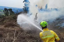 incendio-de-grandes-proporcoes-atinge-vegetacao-e-fogo-e-combatido-apos-5h-em-sc