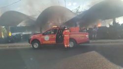 incendio-na-margem-do-rio-parnaiba-ameaca-o-troca-troca,-no-centro-de-teresina