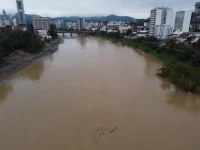 bombeiros-encontram-dois-corpos-no-rio-itajai-acu-durante-busca-por-homem-desaparecido-em-sc