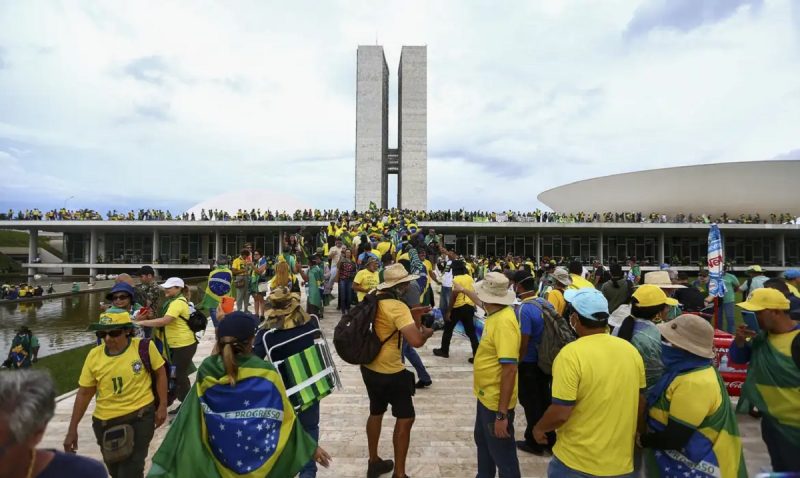 Pessoas invadindo o Palácio do Planalto 