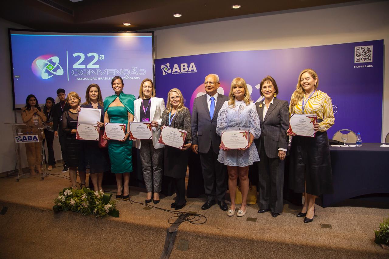 Esdrdas Dantas, ladeado pelas agraciadas com o prêmio Myrtes Gomes, entre elas a ministra Daniela Teixeira e a advogada Lirian Cavalhero