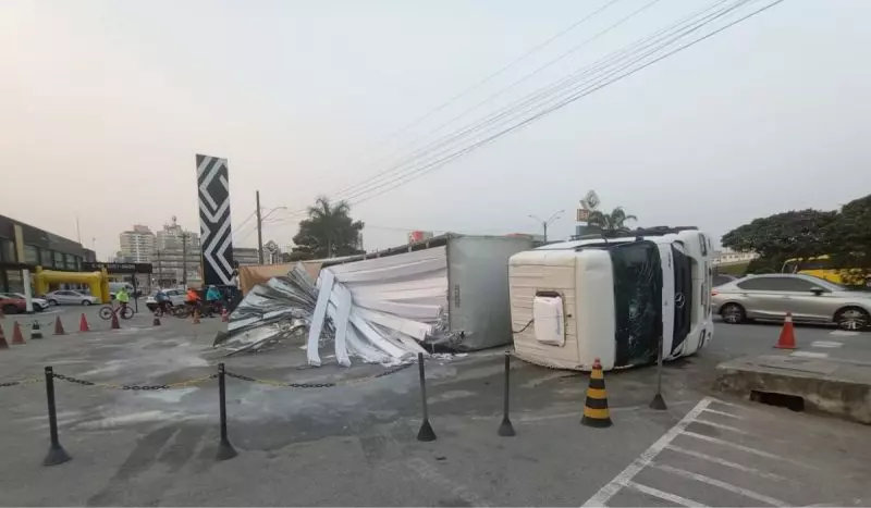 Carreta tombada, na madrugada desta sexta-feira (16), afeta o trânsito na Grande Florianópolis 