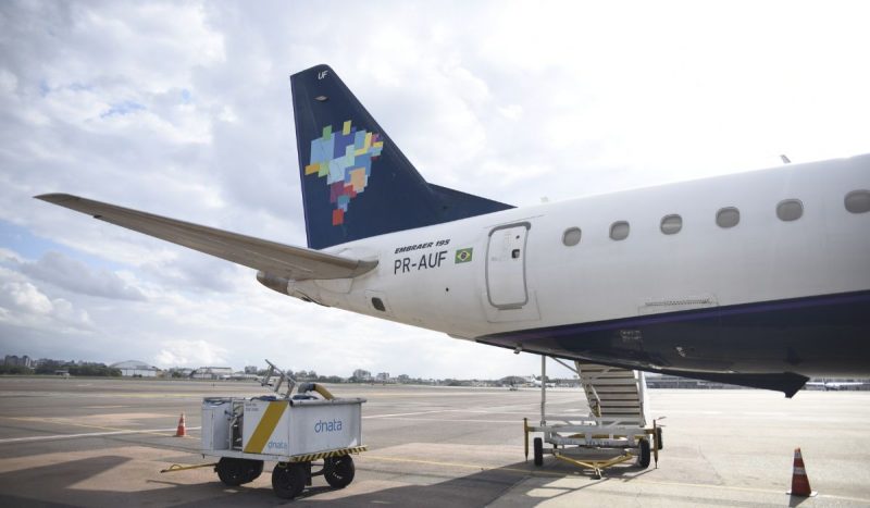 Traseira de avião da Azul parado na pista de pouso