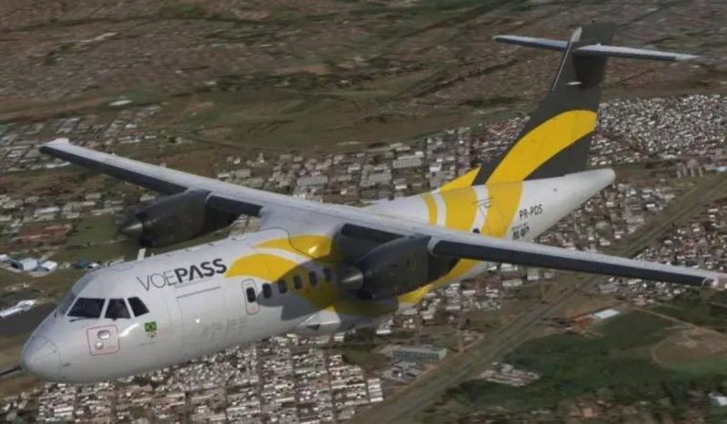 Avião turboélice ATR 72-500 da Voepass Linhas Aéreas sobrevoa cidade