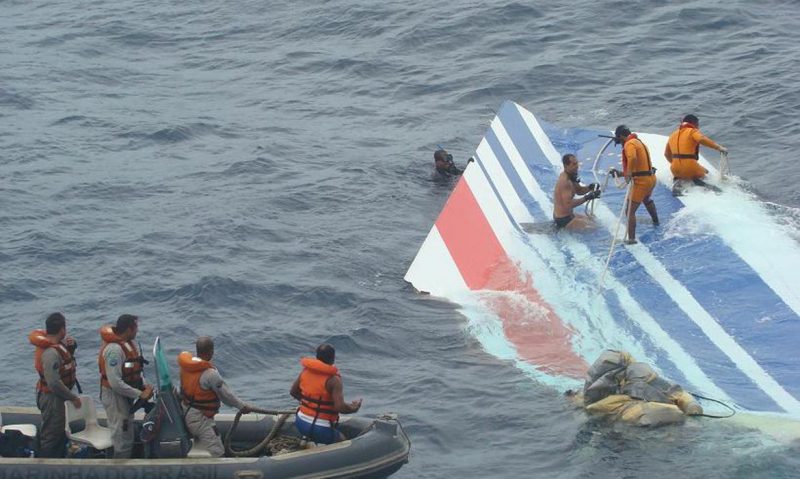 Investigadores recuperam os destroços do Airbus da Air France que caiu no Oceano Atlântico em 2009