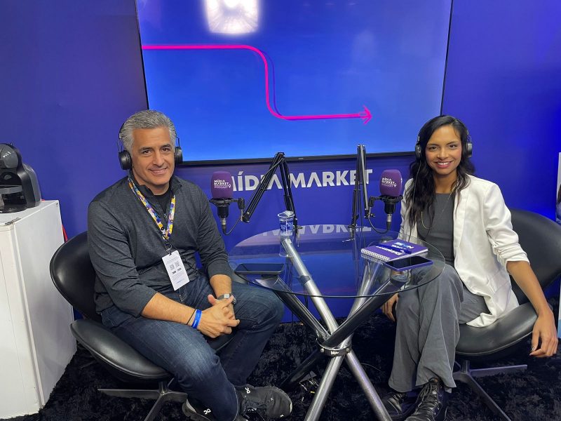 Alvaro Echeverria e Luiza Telexa na gravação do podcast do Mídia Market no Startup Summit