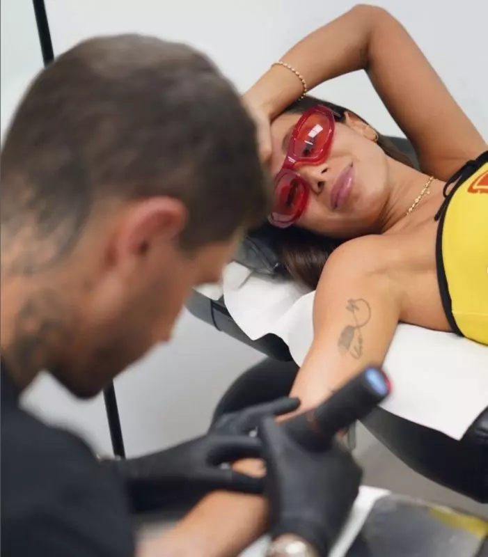 na imagem aparece Anitta na Grécia com o tatuador Ivan Casabó antes de férias