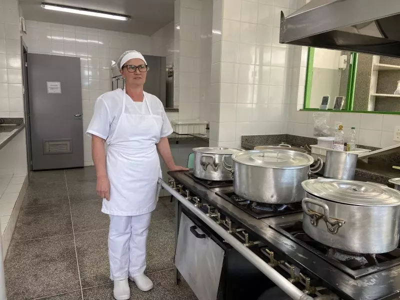 A merendeira Rosane na cozinha do CEIM Paraíso. 