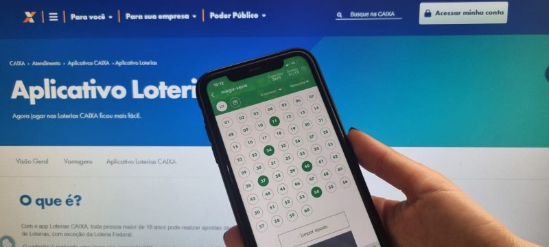 Pessoa segurando celular com aplicativo de apostas mostrando sorteio da Mega-Sena