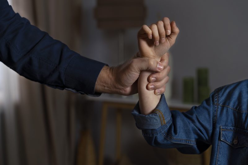 Após agredir a companheira e tentar estuprá-la, homem fugiu