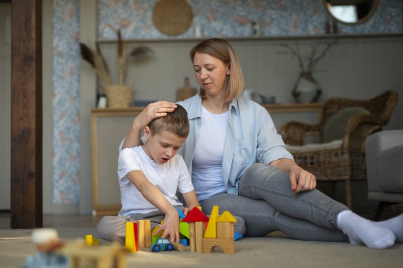 Mãe brinca com filho autista em casa