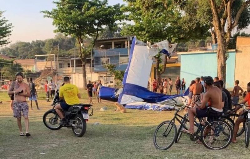 avião de pequeno porte caiu em campo de futebol