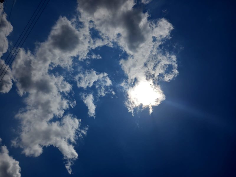 Sol entre nuvens, temperaturas para o fim de semana 