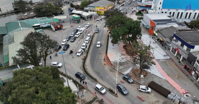 Imagem aérea do Centro de Navegantes, onde obras na praça Nossa Senhora dos Navegantes ocorrem